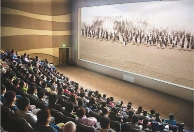 游客在莫高窟數(shù)字展示中心觀看主題電影《千年莫高》。