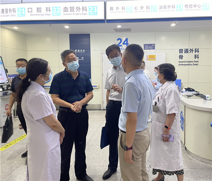 7月12日，甘肅省紀(jì)委監(jiān)委派駐省衛(wèi)健委紀(jì)檢監(jiān)察組紀(jì)檢監(jiān)察干部在蘭大二院門診開展疫情防控監(jiān)督檢查。魏雪 攝.jpg