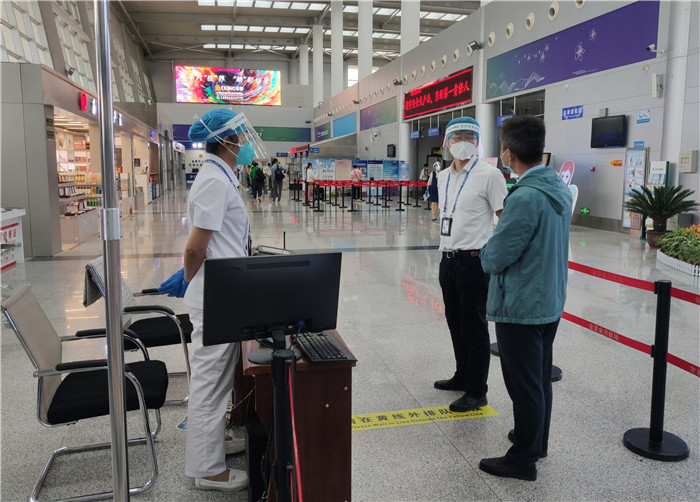 7月15日，金昌市金川區(qū)紀(jì)委監(jiān)委駐區(qū)委政法委紀(jì)檢監(jiān)察組在金昌機(jī)場(chǎng)監(jiān)督檢查疫情防控措施落實(shí)情況。王曉梅攝.jpg