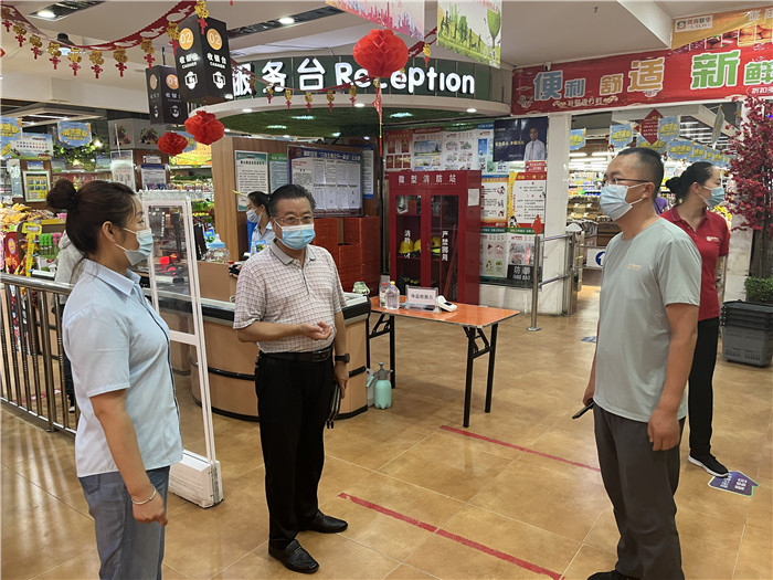 7月15日，酒泉市玉門市疫情防控督查組在隴商聯(lián)華超市監(jiān)督檢查疫情防控措施落實(shí)情況。 .jpg