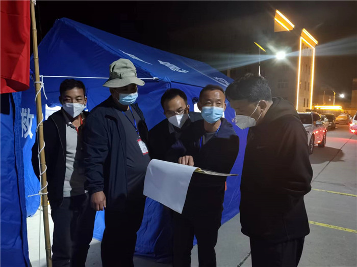 7月19日，甘南州瑪曲縣紀(jì)委監(jiān)委督查組在德吉小區(qū)卡點(diǎn)督導(dǎo)疫情防控工作。仲海濤 攝.jpg