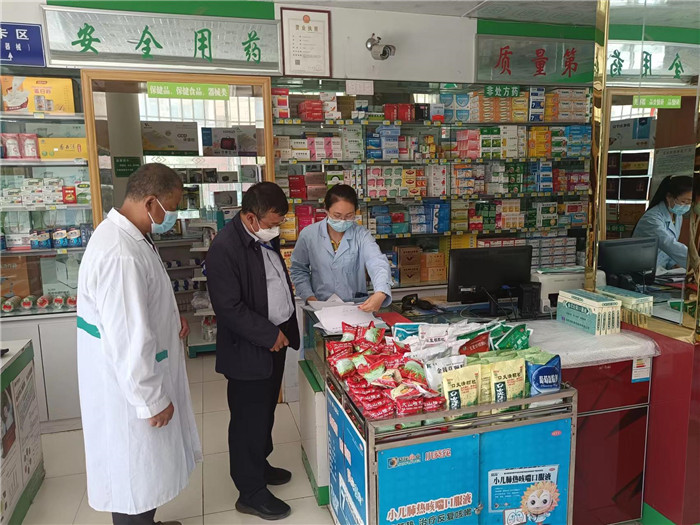 甘南州合作市紀(jì)委監(jiān)委第一督查組在合作市世紀(jì)大藥房進(jìn)行督查檢查。.jpg