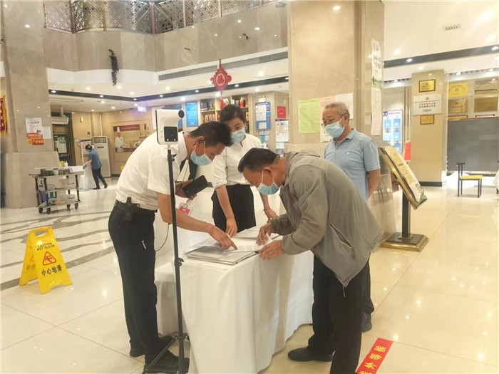 金昌市金川區(qū)紀(jì)委監(jiān)委駐區(qū)人大機(jī)關(guān)紀(jì)檢監(jiān)察組在花城錦都大酒店監(jiān)督檢查疫情防控工作。王文海 攝 .jpg