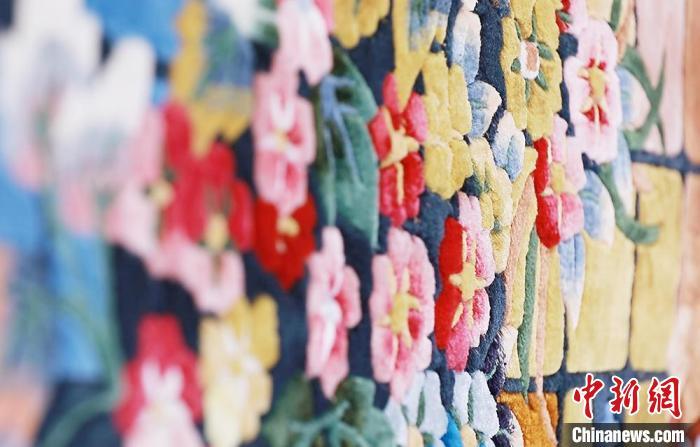 圖為手工地毯成品?！《姑?攝