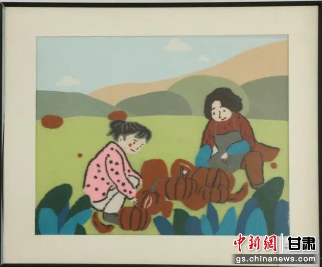 嘉峪關(guān)市新城鎮(zhèn)新城村農(nóng)業(yè)產(chǎn)業(yè)園區(qū)內(nèi)，母女兩人在摘南瓜。刺繡 馬艾米乃 繡稿 敬紅霞