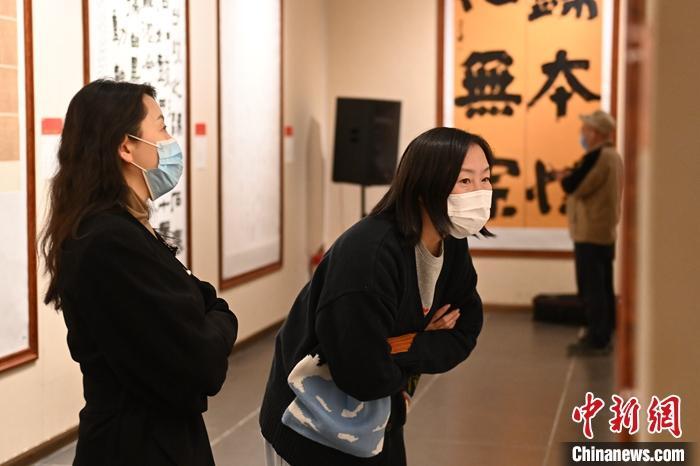 圖為甘肅蘭州，參展書法作品吸引參觀者。 中新社記者 李亞龍 攝