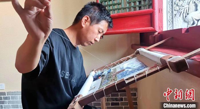圖為甘肅天水市武山刺繡非遺代表性傳承人劉云帆專心刺繡。(資料圖) 甘肅省非遺保護中心供圖