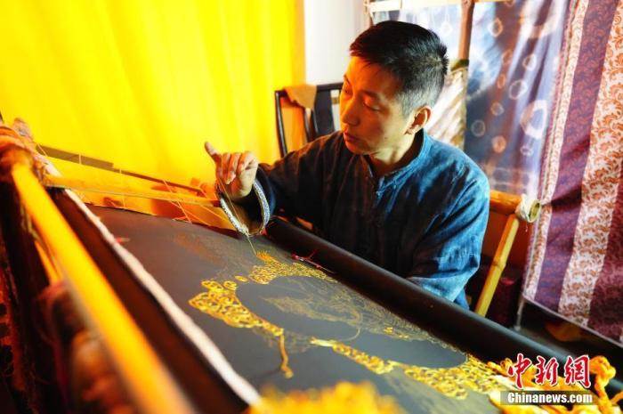 系統(tǒng)性挖掘整理古代敦煌刺繡，是甘肅天水市級非遺代表性項目武山刺繡代表性傳承人劉云帆這兩年最緊要的工作之一。圖為劉云帆在創(chuàng)作富含敦煌刺繡元素的作品。 中新社發(fā) 謝秉錫 攝 