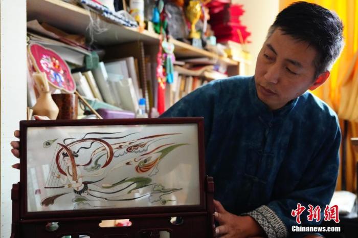 圖為劉云帆展示敦煌元素的刺繡作品。 中新社發(fā) 謝秉錫 攝