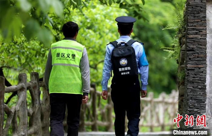 圖為民警背警務小包在轄區(qū)景區(qū)開展工作。(資料圖) 甘肅省公安廳供圖