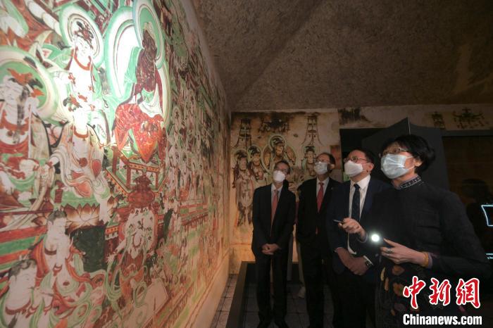 2022年8月23日，“敦煌：千載情緣的故事”展覽在香港開(kāi)幕。圖為展覽現(xiàn)場(chǎng)，嘉賓們一同觀展。　敦煌研究院供圖