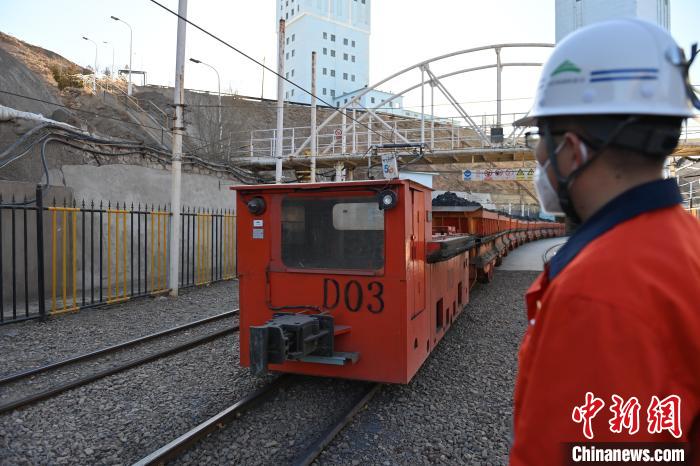 圖為工作人員正在觀察車輛運行情況?！±顏嘄?攝