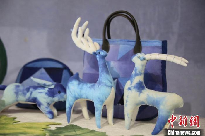 圖為許靜的非遺文創(chuàng)作品。(資料圖) 甘肅省非遺保護(hù)中心供圖