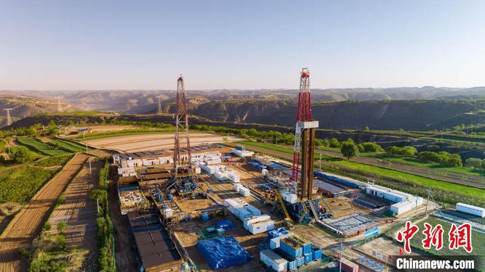 圖為中石油長(zhǎng)慶油田慶陽(yáng)華H60雙機(jī)組鉆井現(xiàn)場(chǎng)。(資料圖) 慶陽(yáng)市委宣傳部供圖