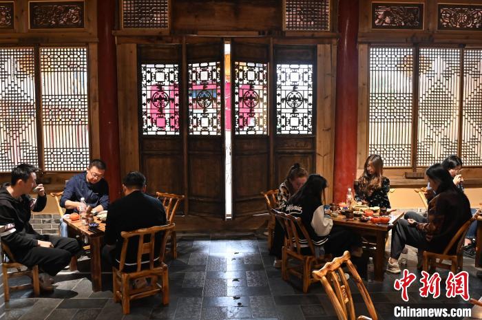 圖為甘肅天水市秦州區(qū)平南鎮(zhèn)蘇灣村民俗莊園內(nèi)的“圍爐煮茶”網(wǎng)紅打卡點。(資料圖) 李亞龍 攝