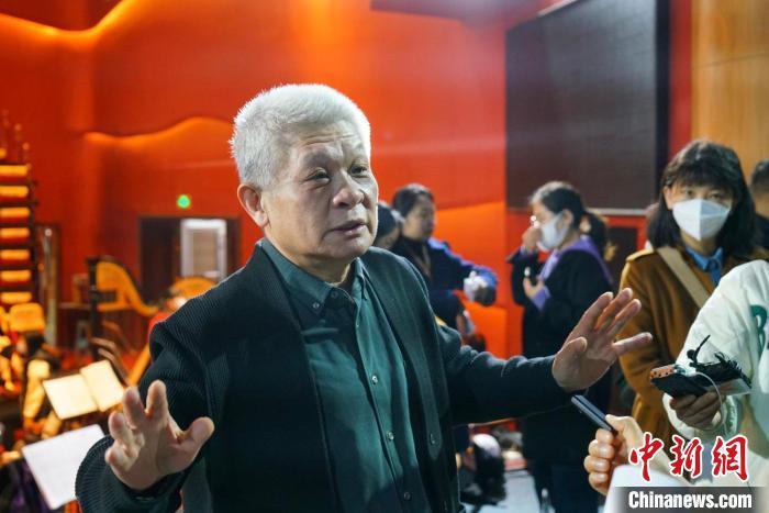 該劇導(dǎo)演蔣力向媒體介紹相關(guān)情況?！《∷?攝