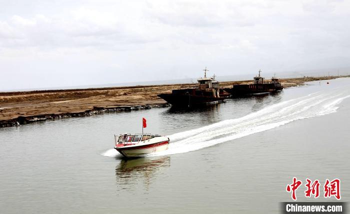 圖為茶卡鹽湖?！⊙Φ?攝