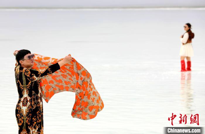 圖為游客在茶卡鹽湖拍照。　薛蒂 攝