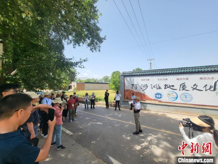 圖為中國(guó)地質(zhì)大學(xué)(北京)教授張緒教介紹村落情況?！『衍?攝