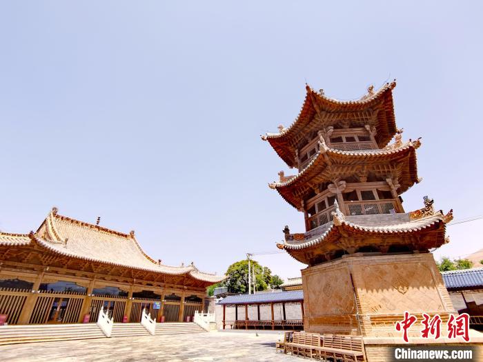 圖為阿河灘清真寺局部?！?zhí)砀?攝