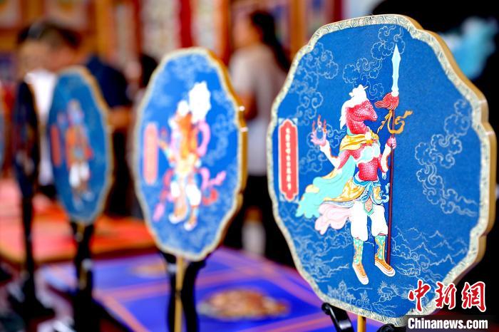 圖為唐卡延伸產品?！⊙Φ?攝