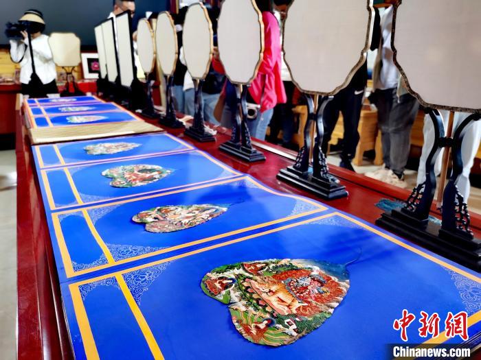 圖為唐卡延伸產品?！?zhí)砀?攝