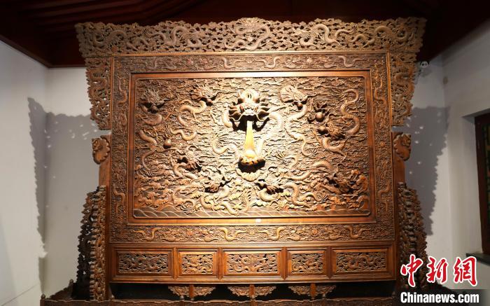 圖為青海永錄民俗博物館內(nèi)珍藏的中式家具?！⊙Φ?攝