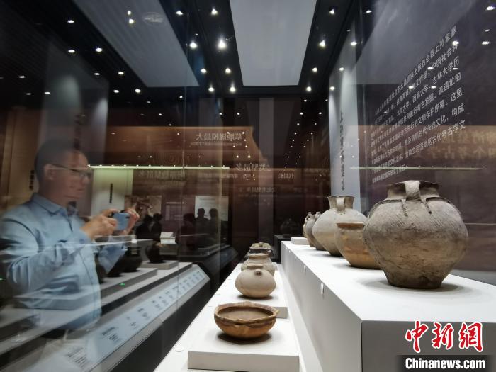 圖為河湟文化博物館展陳的陶器?！?zhí)砀?攝