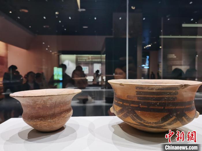 圖為河湟文化博物館展陳的陶器。　張?zhí)砀?攝