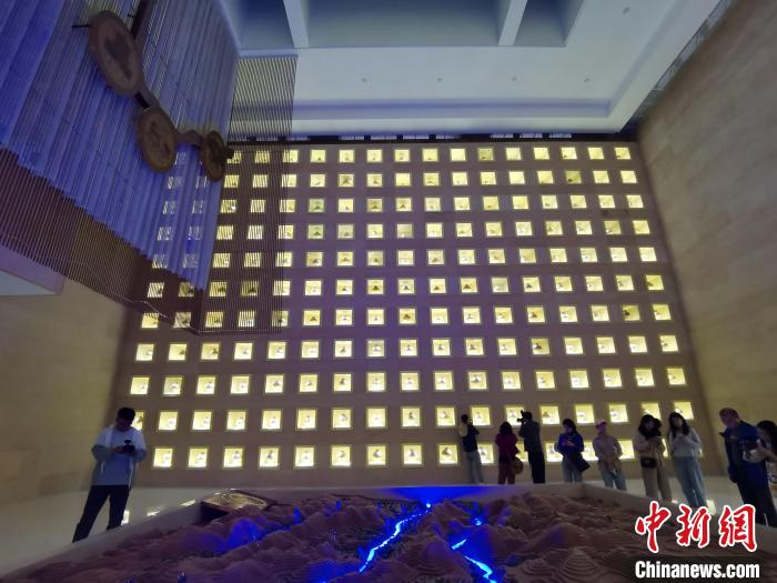 圖為河湟文化博物館序廳的左右彩陶墻放置的374件彩陶?！?zhí)砀?攝