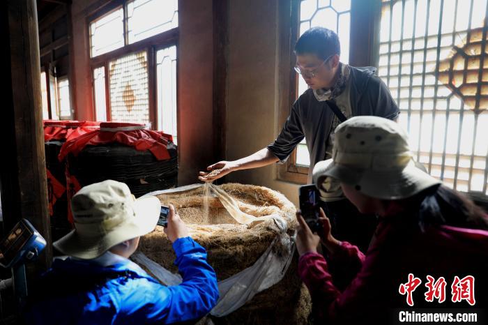 圖為青稞酒文化展示?！⊙Φ?攝