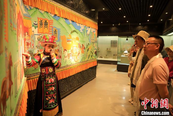 圖為媒體記者了解土族文化?！⊙Φ?攝