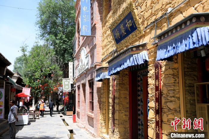 圖為平安驛·河湟民俗文化體驗(yàn)地的門店?！⊙Φ?攝