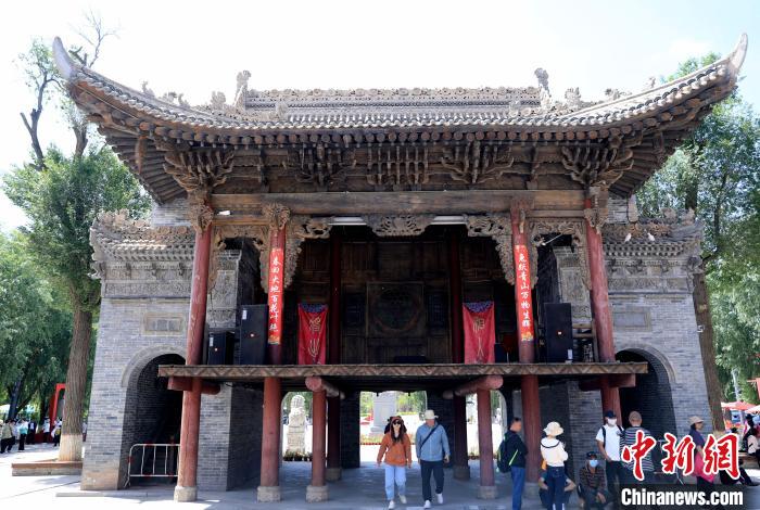 圖為平安驛·河湟民俗文化體驗(yàn)地的戲樓?！⊙Φ?攝