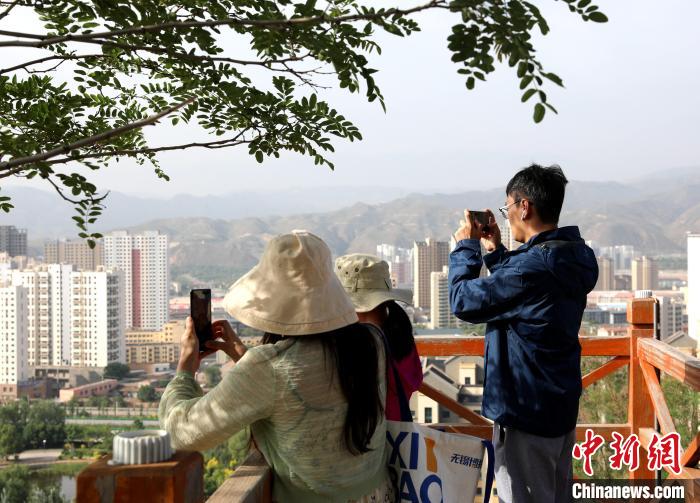 圖為媒體記者登頂朝陽山?！⊙Φ?攝