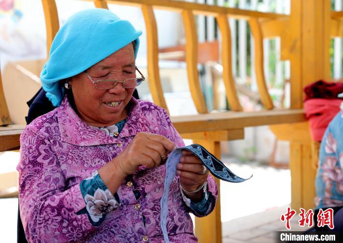 圖為繡娘在土族盤繡園內制作盤繡?！⊙Φ?攝