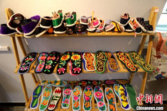 圖為盤繡作品?！⊙Φ?攝