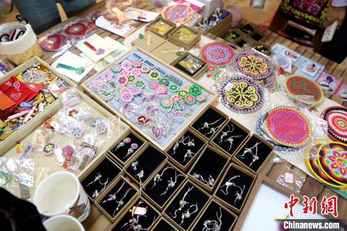 圖為盤繡作品?！⊙Φ?攝