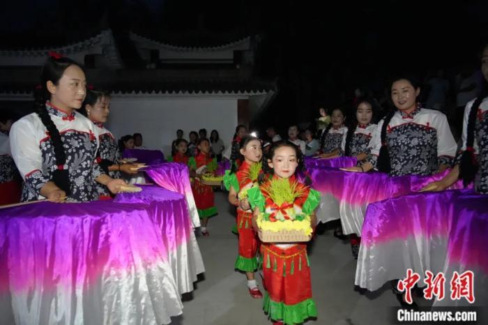 甘肅省西和縣姜席鎮(zhèn)晚霞湖畔，當(dāng)?shù)孛耖g舉行盛大的乞巧儀式。魏朵朵 攝