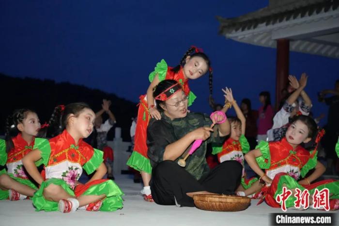 甘肅省西和縣小朋友們迎接“巧娘娘”。魏朵朵 攝