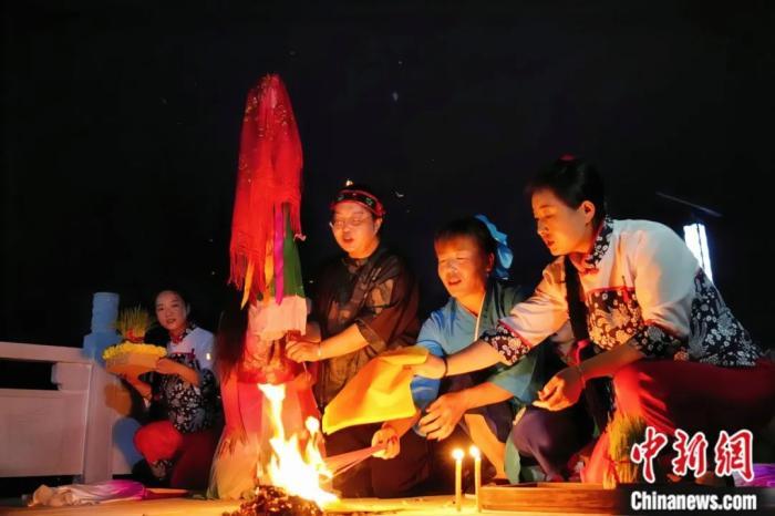 持續(xù)七天八夜的乞巧節(jié)正在西漢水上游的甘肅省西和縣進(jìn)行。西和縣姜席鎮(zhèn)晚霞湖畔，民眾“巧頭”點(diǎn)蠟、炷香、焚裱紙、跪拜，準(zhǔn)備將“巧娘娘”請進(jìn)院。魏朵朵 攝