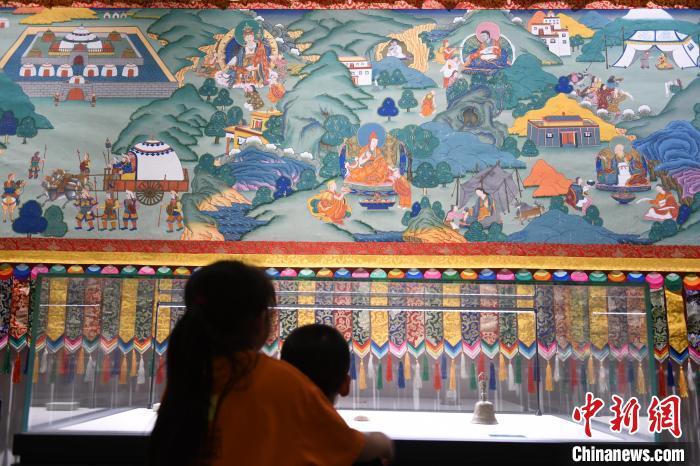 8月20日，兩名小觀眾參觀大型歷史題材卷軸唐卡“涼州會盟”?！〈魑牟?攝