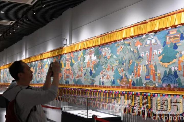 圖為觀眾觀看唐卡《涼州會(huì)盟》。 中新社記者 戴文昌 攝