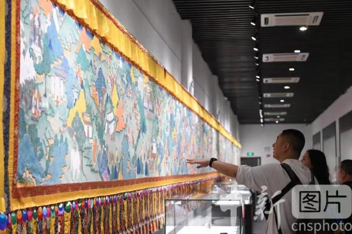 圖為觀眾參觀唐卡《涼州會(huì)盟》。 中新社記者 戴文昌 攝