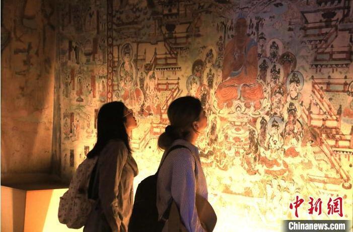 2023年8月27日，游客在甘肅省敦煌市博物館參觀文物展。張曉亮 攝(資料圖)