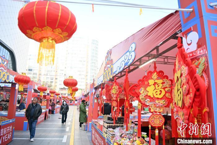 1月30日，蘭州街頭琳瑯滿目的年貨吸引顧客選購。九美旦增 攝</p><p>