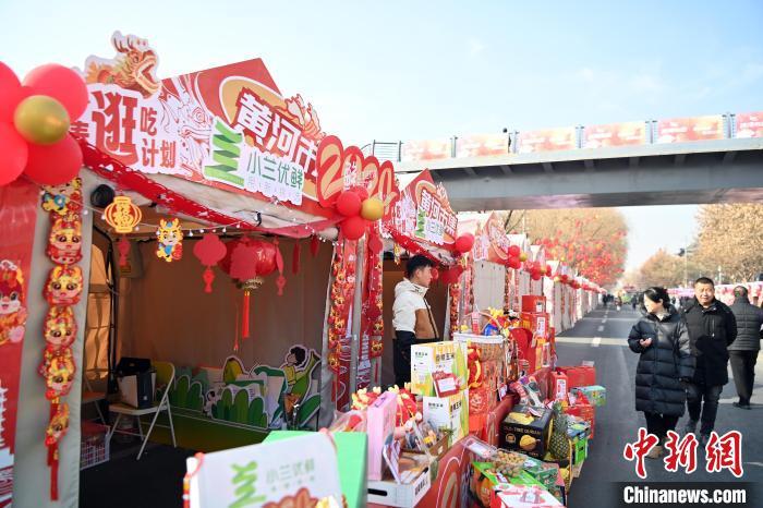 1月30日，蘭州黃河畔的年貨集市吸引顧客選購年貨。九美旦增 攝</p><p>