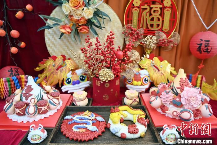 1月25日，春節(jié)臨近，蘭州一花饃店“龍”元素花饃熱銷。圖為展出的“龍”元素花饃。九美旦增 攝