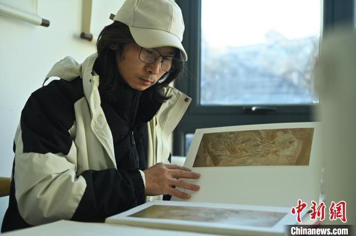 圖為季茂杰研究敦煌文化相關(guān)書(shū)籍。李亞龍 攝</p>
<p>