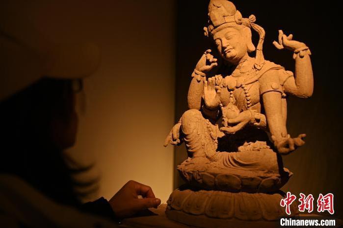 圖為季茂杰觀察自己創(chuàng)作的敦煌木雕。李亞龍 攝